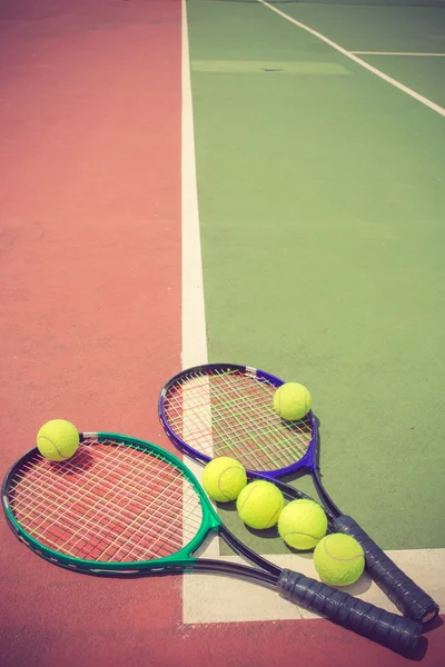 Tennisracket en balletjes op de tennis Hof vintage kleur — Stockfoto