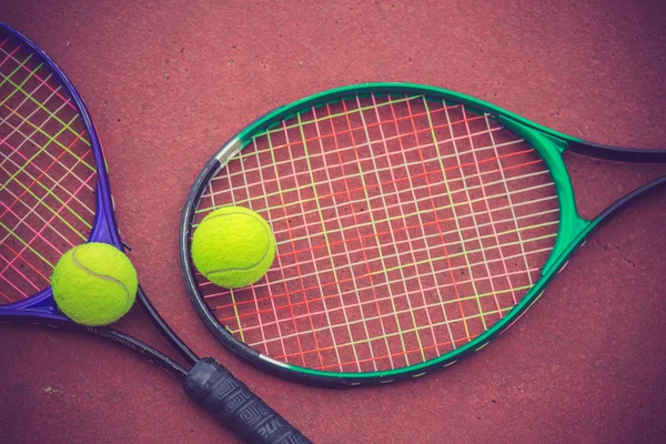 Tennisracket en balletjes op de tennis Hof vintage kleur — Stockfoto