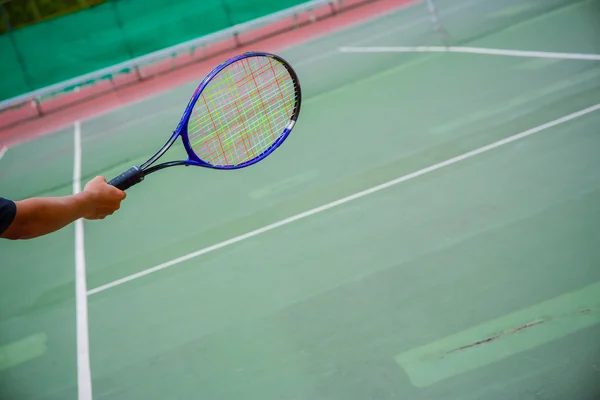 Tenis raketi ve toplar tenis kortunda — Stok fotoğraf