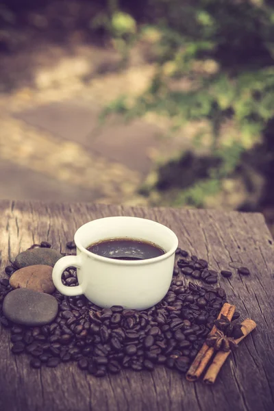 コーヒー カップと木製のテーブル ヴィンテージ色のコーヒー豆 — ストック写真