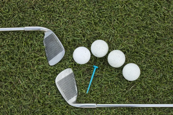 Golfschläger und Ball im Gras — Stockfoto