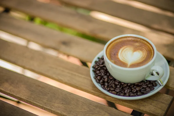 Café Latte Art con grano de café — Foto de Stock