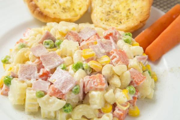 Ensalada de macarrones con mayonesa y verduras . — Foto de Stock