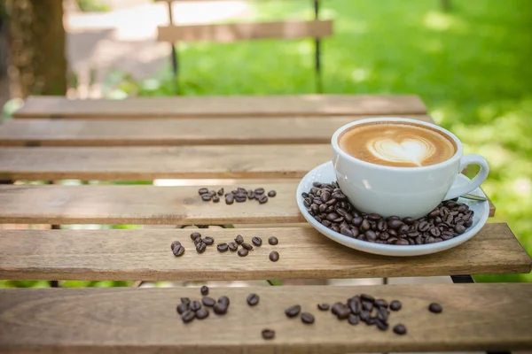 Café Latte Art con grano de café — Foto de Stock