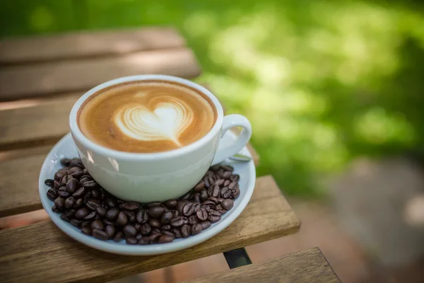 Café Latte Art con grano de café — Foto de Stock