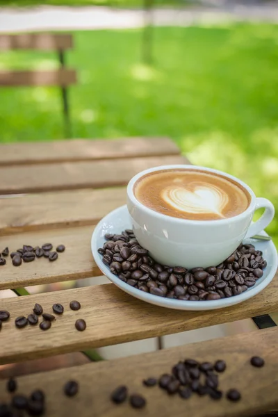 Café Latte Art con grano de café — Foto de Stock