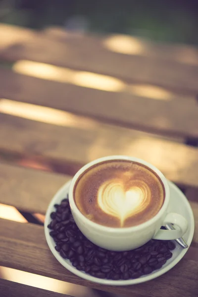 Café Latte Art con grano de café color vintage — Foto de Stock
