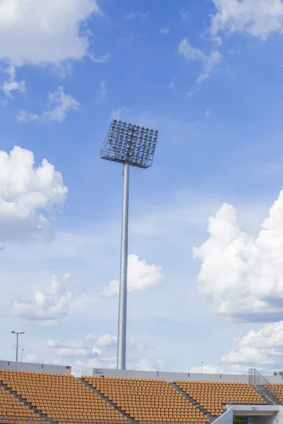 Grandes holofotes torre de iluminação em um esporte arena estádio céu de volta — Fotografia de Stock