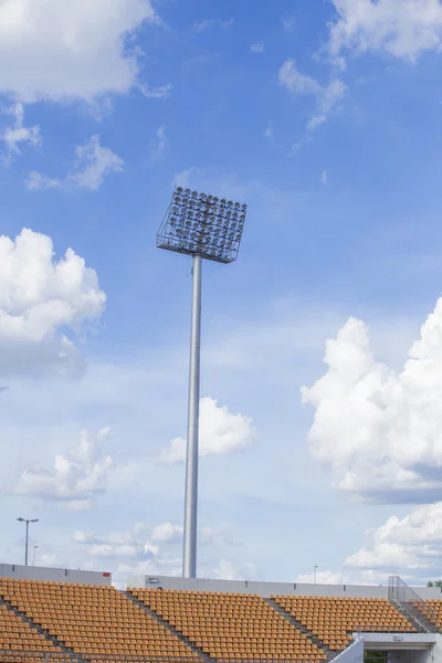 Nagy fényszórók világító torony, egy sport arena stadion égre vissza — Stock Fotó