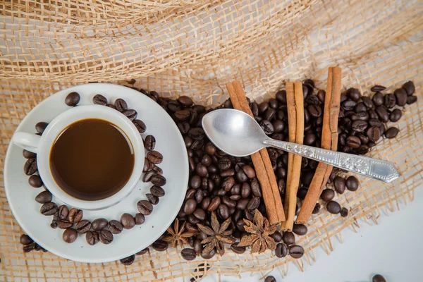 Coffee cup and beans on a white background. — Stock Photo, Image