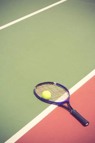 Tennisracket och bollar på tennis court vintage färg — Stockfoto
