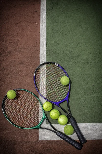 Tenisová raketa a míče na tenisovém kurtu — Stock fotografie