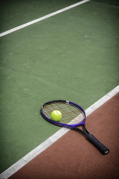 Tennisracket och bollar på tennisbanan — Stockfoto