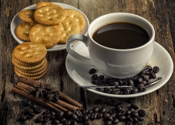 Schwarzer Kaffee und Kaffeebohnen mit Keksen — Stockfoto