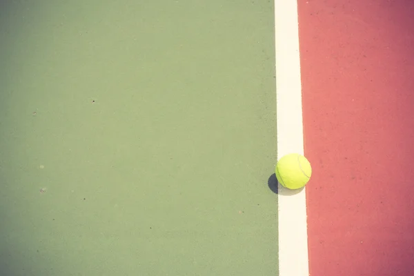 Tennis Ball on the Court vintage color — Stock Photo, Image