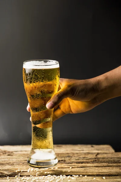 Koyu arka plan üzerine bir bardak bira — Stok fotoğraf