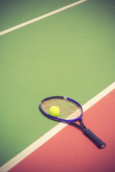 Tennis racket and balls on the tennis court vintage color — Stock Photo, Image