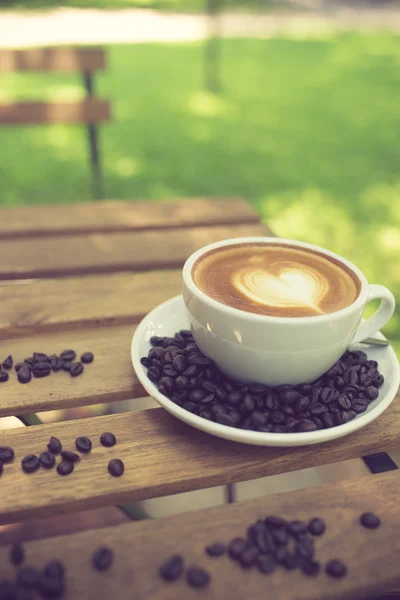 Café Latte Art con grano de café color vintage — Foto de Stock