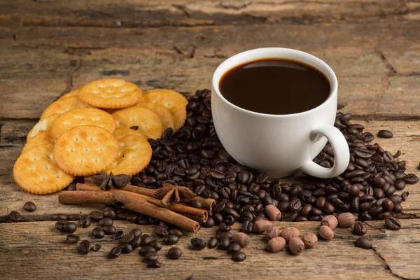 나무 보드와 비스킷에 커피 한잔 — 스톡 사진