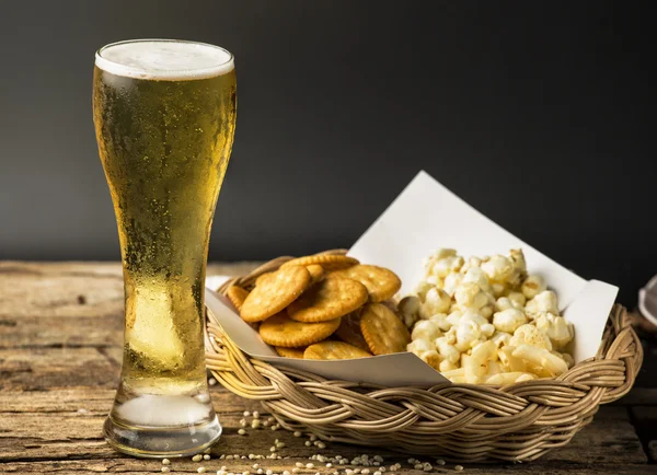 Bira ile pop corn — Stok fotoğraf