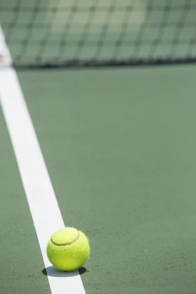 Arka plan net ile sahada tenis topu — Stok fotoğraf