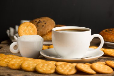 Kahve bir ahşap tahta ve bisküvi