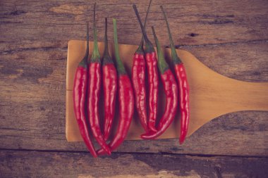 ahşap masa vintage renk üzerinde biraz pul biber