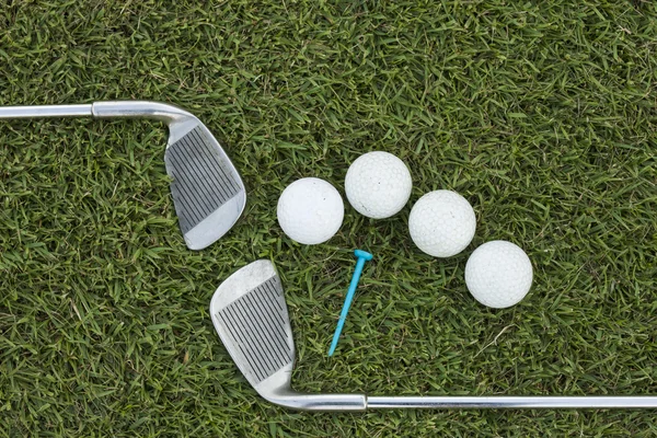 Golf topu ve golf sopası çimlerin üzerinde — Stok fotoğraf