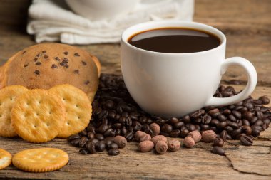 Kahve bir ahşap tahta ve bisküvi