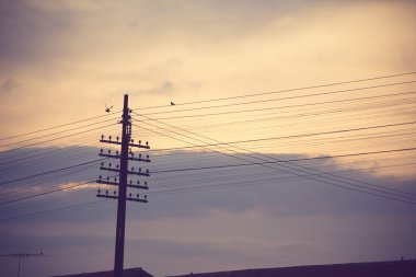  güzel gün batımı arka plan ile elektrik Kulesi