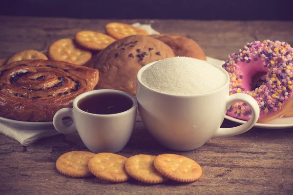 Tasse Kaffee auf einem Holzbrett und Kekse — Stockfoto