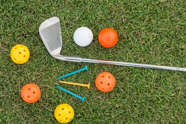 Golf topu ve golf sopası çimlerin üzerinde — Stok fotoğraf