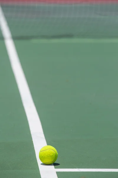 Tennisboll på planen — Stockfoto