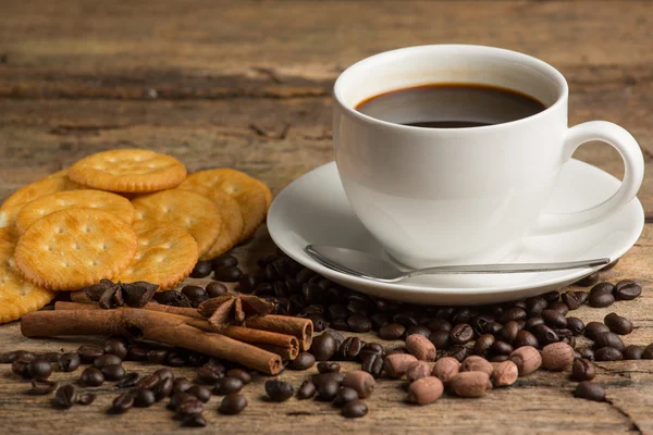 Tasse Kaffee auf einem Holzbrett und Kekse — Stockfoto