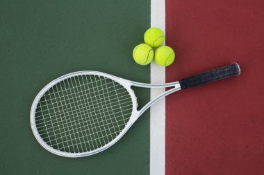  Tenis raketi ve toplar tenis kortunda