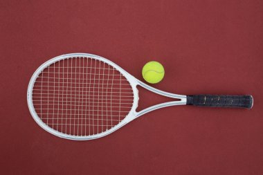  Tenis raketi ve toplar tenis kortunda