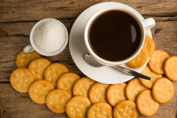 Tasse Kaffee auf einem Holzbrett und Kekse — Stockfoto