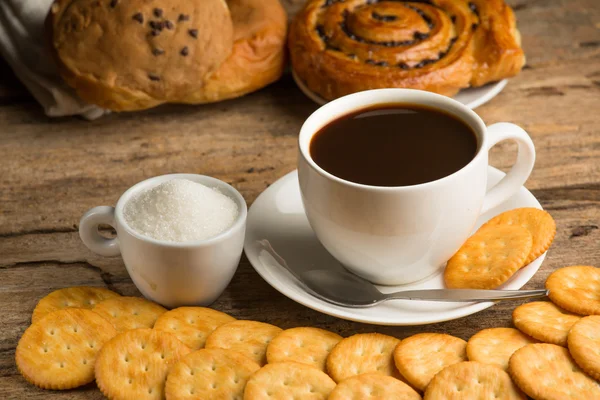 Tasse Kaffee auf einem Holzbrett und Kekse — Stockfoto