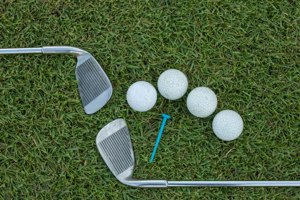 Golfový míček a golfová hůl na trávě — Stock fotografie