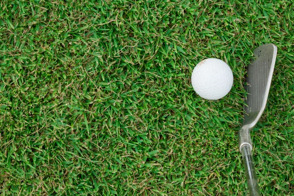 Гольф мяч и гольф клуб на траве — стоковое фото