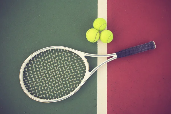 Tennis racket and balls on the tennis court vintage color — Stock Photo, Image