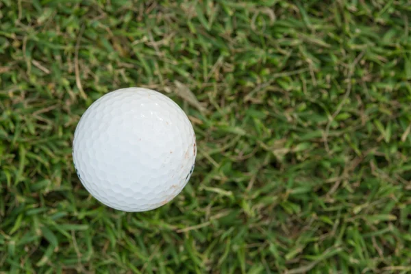 Golfball und Golfschläger auf Gras — Stockfoto