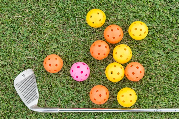 Golfboll och golfklubb på gräs — Stockfoto