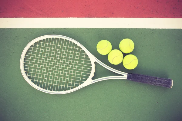 Tennis racket and balls on the tennis court vintage color — Stock Photo, Image