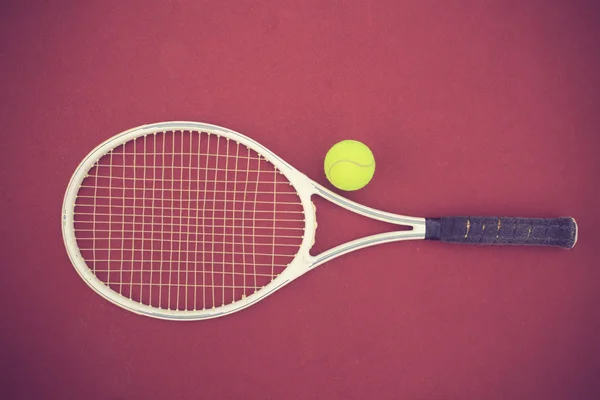 Tennisracket och bollar på tennis court vintage färg — Stockfoto