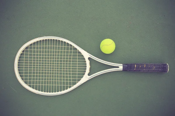 Tennisracket en balletjes op de tennis Hof vintage kleur — Stockfoto