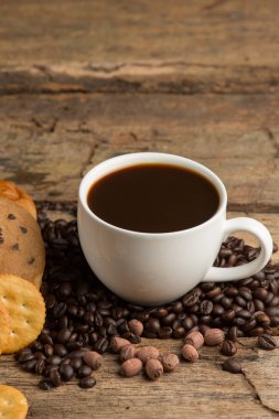 Kahve bir ahşap tahta ve bisküvi