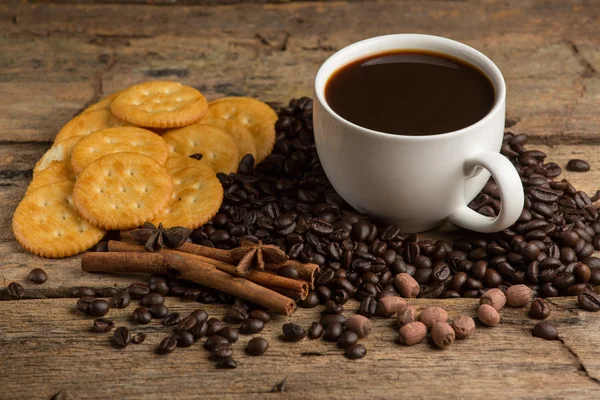 Tasse Kaffee auf einem Holzbrett und Kekse — Stockfoto