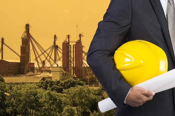 Ingeniero mano celebración casco amarillo para la seguridad de los trabajadores y blu — Foto de Stock