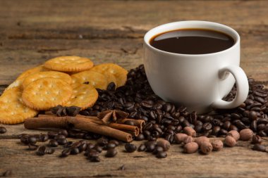 Kahve bir ahşap tahta ve bisküvi